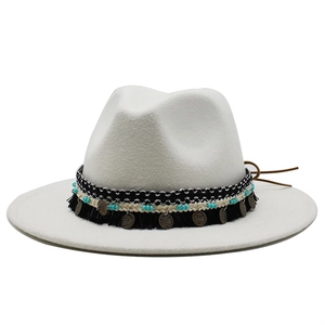 Dettaglio cappello fedora boho con fascia intrecciata, perline e ciondolo a moneta