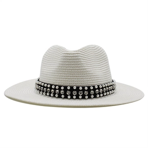 Chapeau de paille blanc avec ruban noir orné de perles et de strass brillants