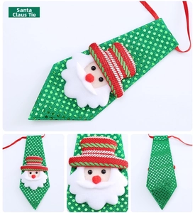 Detail der grünen Pailletten-Krawatte mit 3D-Weihnachtsmann und rotem Gummiband