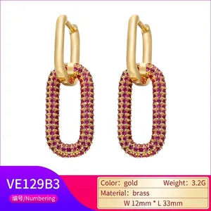 Orecchini in ottone dorato con cristalli di zircone magenta e design rettangolare