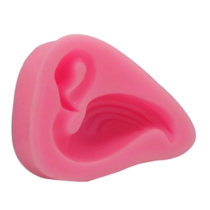 Dettaglio dello stampo in silicone a fenicottero rosa con trama piumata per fai da te