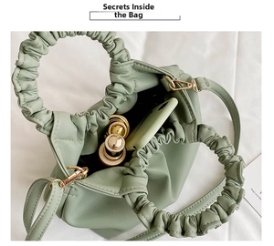 Vue détaillée de l'intérieur du sac à main en cuir PU vert clair à poignée froissée