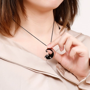 Collier avec pendentif chat noir en acier inoxydable porté pour un ajustement élégant
