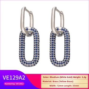 Dettagli di orecchini a maglia doppia placcati rodio con pavé di zirconi blu lucidi