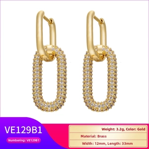 Dettaglio orecchini in ottone dorato con pavé di zirconi e design a doppio rettangolo