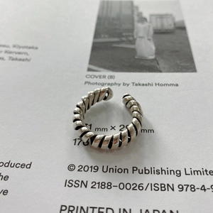 Detailed close-up of 925 sterling silver ring featuring a twisted rope texture design