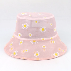 Dettaglio ravvicinato del cappello da sole in mesh rosa con stampe di margherite bianche