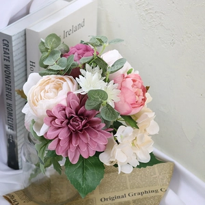 Bouquet artificiel avec pivoines roses et eucalyptus en vase pour déco de mariage