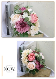 Détails d'un bouquet artificiel de pivoines roses et dahlias mauves de style vintage