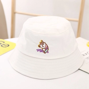 Détail de la broderie licorne arc-en-ciel sur le chapeau de soleil blanc en coton