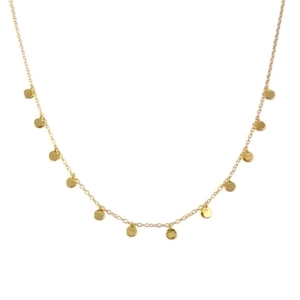 Collana minimalista in argento S925 con diversi ciondoli a disco dorati su fondo bianco