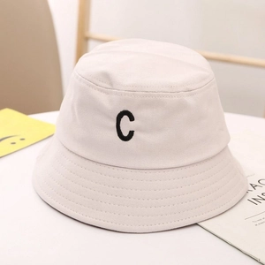 Vue détaillée du chapeau bob en coton blanc cassé avec logo C brodé en noir