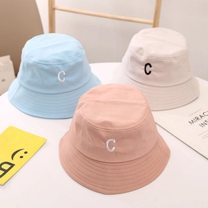 Chapeaux bob pour enfants en coton avec broderie C en bleu, blanc et rose tendre