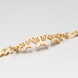 Goldenes Edelstahl-Armband mit Schmetterlingsanhängern und filigranem Hohlmuster-Design