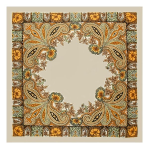 Dettagli del motivo paisley verde e arancione sul foulard quadrato in raso da 90 cm