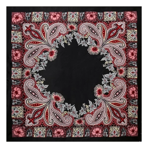 Foulard quadrato di raso nero classico con motivi paisley rossi e stampe floreali