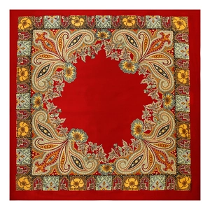 Dettaglio ravvicinato di un foulard in raso rosso con complessi motivi paisley