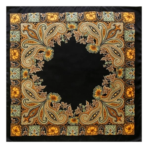Dettaglio di un foulard in raso con intricati motivi paisley dorati su fondo nero