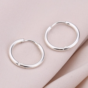 Minimalistische zilveren titanium stalen creolen voor dames en heren op stof