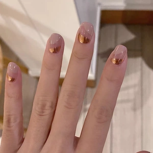 Französische Milchtee-Nägel zum Aufkleben mit roségoldenen Metallspitzen, kurz eckig