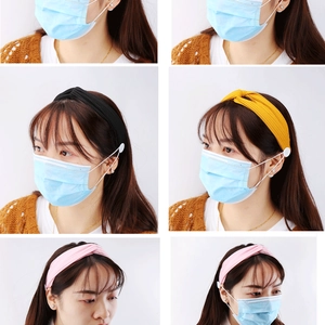 Détail de bandeaux tricotés multicolores avec boutons pour fixation sûre du masque facial