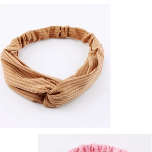 Détail de la texture du bandeau tricoté marron avec un nœud torsadé et bande élastique