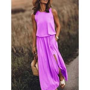Detail van paarse mouwloze maxi-jurk met hoge zijsplit voor een zomerse vrijetijdslook