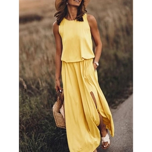 Detail van gele mouwloze maxi-jurk met zijsplit voor een chique zomerse vakantie-uitstraling