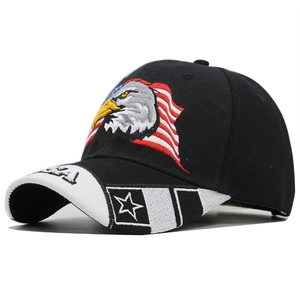 Détail de la broderie aigle et drapeau américain sur une casquette de baseball noire