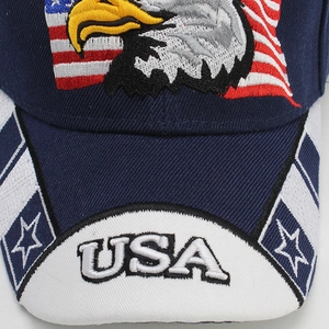 Détail de la broderie d'aigle et du texte USA sur la visière de la casquette marine