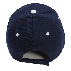 Casquette de baseball bleu marine avec œillets blancs et bande velcro réglable au dos