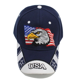 Détail de la broderie aigle et du drapeau américain sur casquette de baseball marine