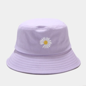 Détail de la broderie marguerite sur un chapeau bob en toile de coton lilas clair