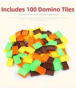 Detailansicht von 100 bunten Domino-Steinen in Orange, Gelb, Grün und Braun aus Plastik