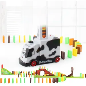 Detail eines automatischen Domino-Zug-Spielzeugs mit Kuhmuster und bunten Steinen