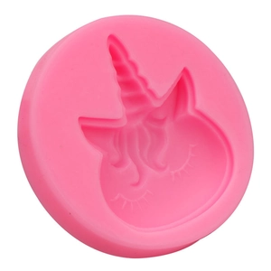 Dettaglio dello stampo in silicone rosa con unicorno carino, corno a spirale e ciglia lunghe