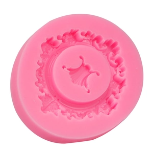 Stampo tondo in silicone rosa con rilievo classico simmetrico e cornice ornamentale fine
