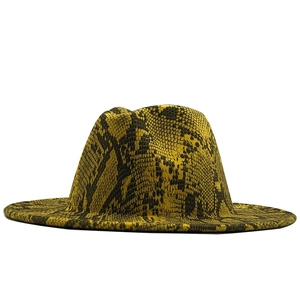 Gelber und schwarzer Fedora-Hut mit Schlangenmuster aus Wollfilz mit flacher Krempe