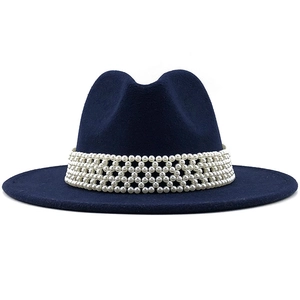 Détail du chapeau fedora en laine bleu marine avec un bandeau élégant en perles blanches