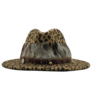 Chapeau jazz à motif léopard avec plumes naturelles et ruban de style bohème chic