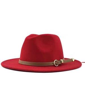 Klassischer roter Fedora-Hut mit breiter Krempe und braunem Lederband mit Goldschnalle