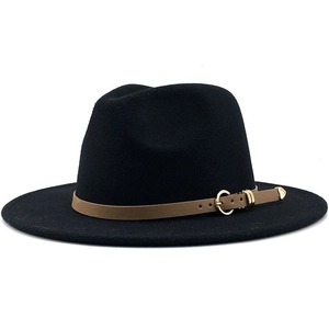 Detail eines schwarzen Fedora-Wollhutes mit braunem Lederband und goldener Schnalle