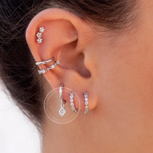 Silberne S925-Rhombus-Ohrringe-Set mit Zirkonia-Kristallen für mehrere Piercings