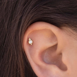 Minimalist S925 silver needle gold plated earring with round zircon on the ear lobe