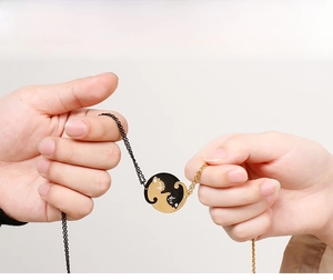 Colliers avec pendentifs chat assortis en noir et or pour couples et amis