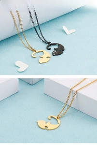Détail de pendentifs silhouette de chat emboîtables en acier noir et doré