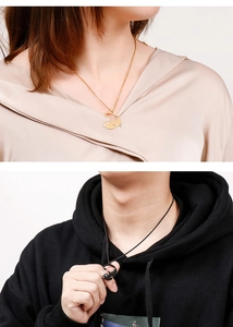 Vue détaillée des colliers assortis pour couples avec pendentifs chat en acier or et noir