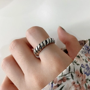 Minimalist 925 sterling silver twisted rope ring with oxidized vintage finish on finger