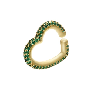 Detailansicht herzförmiger Ohrclip in Gold mit grünen Zirkonia-Steinen auf weißem Grund