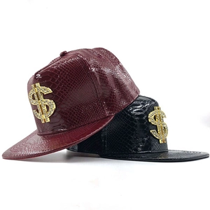 Dettaglio di cappellini hip hop con trama a coccodrillo e grande segno del dollaro